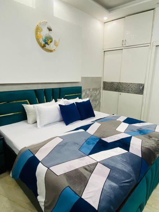 Apartment Away From In New Delhi